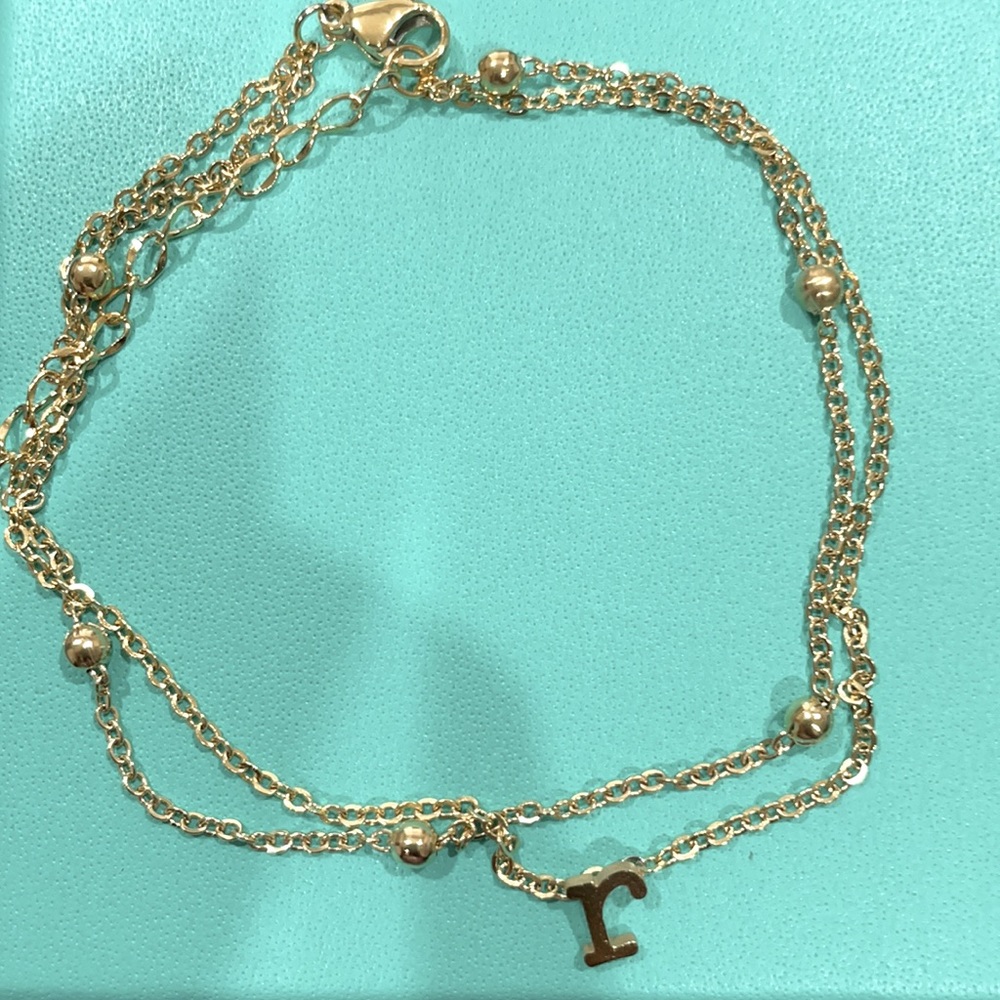 “r” initial layered anklet. Gold plated.